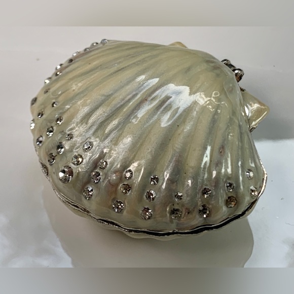 Vintage Footed Pearl Enameled Metal Magnetic Clasp Clamshell Ring Coin Box - Picture 8 of 16